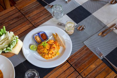 pad Thai (Tayland usulü kızarmış karidesli erişte) Tayland 'ın ünlü yiyeceği.