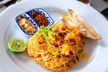 pad Thai (Tayland usulü kızarmış karidesli erişte) Tayland 'ın ünlü yiyeceği.