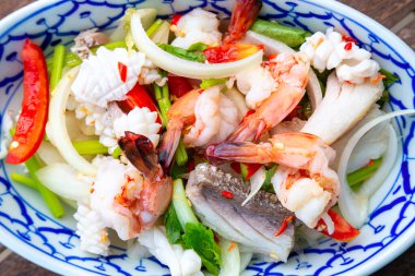form karides, balık, kabuklu deniz ürünleri, kalamar ve çeşitli sebze Tayland yemekleri Deniz ürünleri salatası tabağına karışık, yapılan.