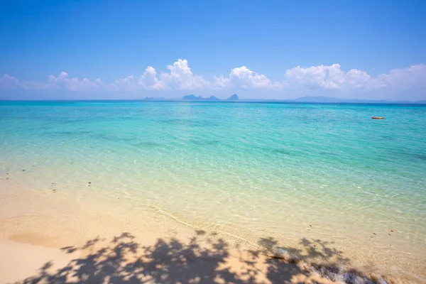 Sombra Coqueiro Uma Bela Praia Tropical Koh Ngai Província Krabi — Fotografia de Stock