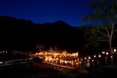 Gece fenerlerin ışığı Boon Kho Ku So Köprüsü 'nde çok güzeldir. Pam Bok Köyü, Thung Yao Bölgesi, Pai Bölgesi, Mae Hong Son Bölgesi
