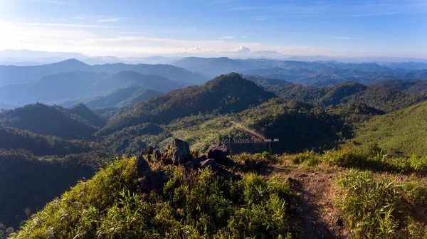 空中写真ドローン パイの最高の山への旅 土肥の朝の日の出の間に霧の多い環境で山の景色Thongビューパイメイ香港ソンタイの省 — ストック写真