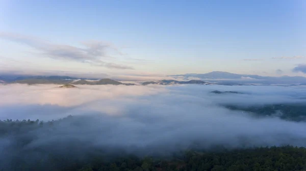 Drone Zdjęcia Lotnicze Piękny Wschód Słońca Górach Białą Mgłą Poniżej — Zdjęcie stockowe