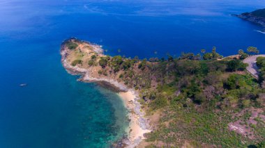 Yaz mevsiminde deniz manzaralı güzel tropikal deniz manzarası. Yukarıdan aşağıya Aerial view drone, Laem Promthep Phuket Tayland 'da yer alan yüksek açılı manzara..