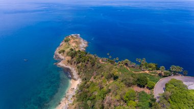 Yaz mevsiminde deniz manzaralı güzel tropikal deniz manzarası. Yukarıdan aşağıya Aerial view drone, Laem Promthep Phuket Tayland 'da yer alan yüksek açılı manzara..