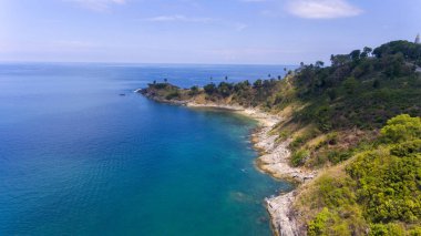 Yaz mevsiminde deniz manzaralı güzel tropikal deniz manzarası. Yukarıdan aşağıya Aerial view drone, Laem Promthep Phuket Tayland 'da yer alan yüksek açılı manzara..