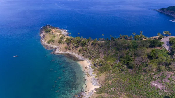 Yaz mevsiminde deniz manzaralı güzel tropikal deniz manzarası. Yukarıdan aşağıya Aerial view drone, Laem Promthep Phuket Tayland 'da yer alan yüksek açılı manzara..