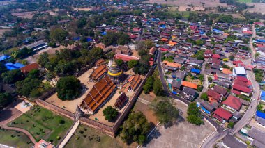 Havadan görünümü Phra ki Lampang Luang Lanna usulü Budist tapınağı, Lampang Eyaleti, Tayland olduğunu.