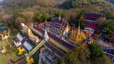 Wat phra that suthon mongkol keeree in air view, Phrea state, Tayland.