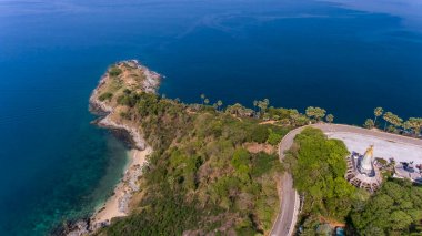 Yaz mevsiminde deniz manzaralı güzel tropikal deniz manzarası. Yukarıdan aşağıya Aerial view drone, Laem Promthep Phuket Tayland 'da yer alan yüksek açılı manzara..