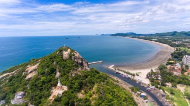 Hua Hin, Tayland 'da bir Budist tapınağı ve denizi olan Khao Takiab Dağı.