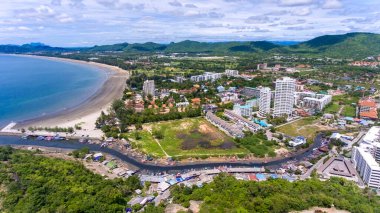 Hua Hin, Tayland 'da bir Budist tapınağı ve denizi olan Khao Takiab Dağı.