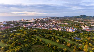 Khao Hin Lek Fai Manzarası, Şehir Manzarası. Hua Hin, Doğal Yeşil Çevre Şehri Hua Hin, Tayland 'da güzel ve ünlü bir turistik merkezdir..
