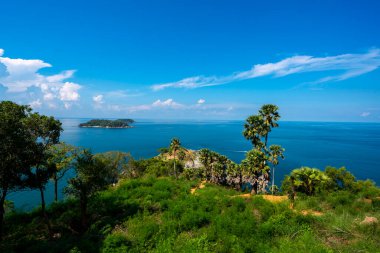 Yaz mevsiminde deniz manzaralı güzel tropikal deniz manzarası. Yukarıdan aşağıya Aerial view drone, Laem Promthep Phuket Tayland 'da yer alan yüksek açılı manzara..