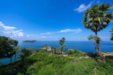 Yaz mevsiminde deniz manzaralı güzel tropikal deniz manzarası. Yukarıdan aşağıya Aerial view drone, Laem Promthep Phuket Tayland 'da yer alan yüksek açılı manzara..