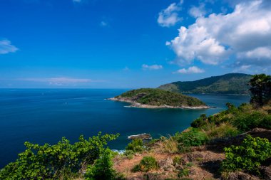 Yaz mevsiminde deniz manzaralı güzel tropikal deniz manzarası. Yukarıdan aşağıya Aerial view drone, Laem Promthep Phuket Tayland 'da yer alan yüksek açılı manzara..