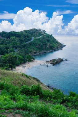 Yaz mevsiminde deniz manzaralı güzel tropikal deniz manzarası. Yukarıdan aşağıya Aerial view drone, Laem Promthep Phuket Tayland 'da yer alan yüksek açılı manzara..