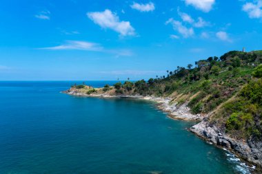 Yaz mevsiminde deniz manzaralı güzel tropikal deniz manzarası. Yukarıdan aşağıya Aerial view drone, Laem Promthep Phuket Tayland 'da yer alan yüksek açılı manzara..