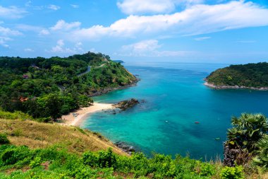 Yaz mevsiminde deniz manzaralı güzel tropikal deniz manzarası. Yukarıdan aşağıya Aerial view drone, Laem Promthep Phuket Tayland 'da yer alan yüksek açılı manzara..
