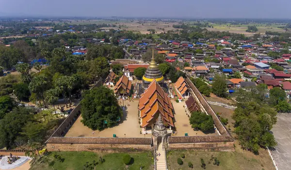 ランパン ルアン空撮はランナー様式の仏教寺院 ランパーン県 タイです — ストック写真