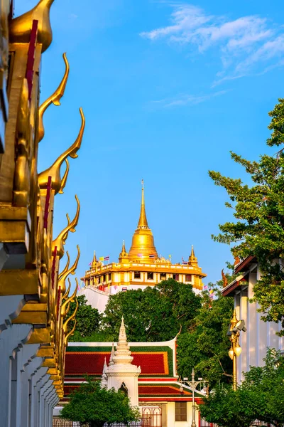 ワット ラチャナータダラム寺院はタイのバンコクに位置する古い仏教寺院です ロハプラサート寺院と伝統的なタイのパビリオンは タイの観光地と有名なランドマークです — ストック写真