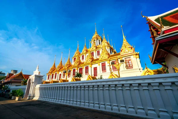 观音寺是位于泰国曼谷的一座古老的佛教寺庙 罗哈普拉萨寺和泰国传统馆是泰国的旅游胜地和著名的地标 — 图库照片