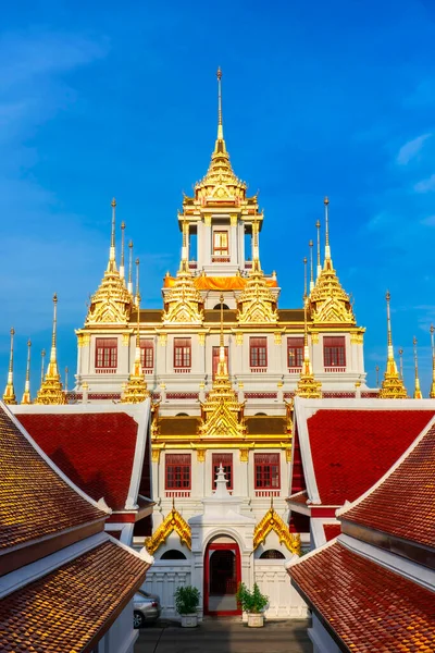 ワット Ratchanaddaram Loha プラサート 金属宮殿バンコク タイで — ストック写真