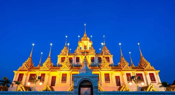 プラサート ワット ラチャナッタと黄金の山の塔 仏教寺院やワット サケットは タイの都市 バンコクのダウンタウンに高層ビルがあります タイのランドマーク — ストック写真