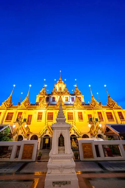 プラサート ワット ラチャナッタと黄金の山の塔 仏教寺院やワット サケットは タイの都市 バンコクのダウンタウンに高層ビルがあります タイのランドマーク — ストック写真