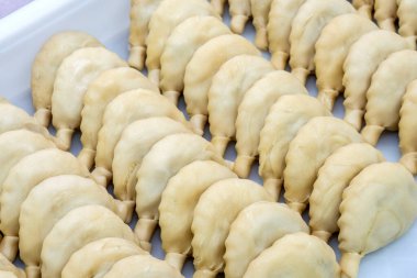 Kızartmaya hazırlanan Curry puff Thai tatlıları yapmak için hammaddenin üzerine bir resim..