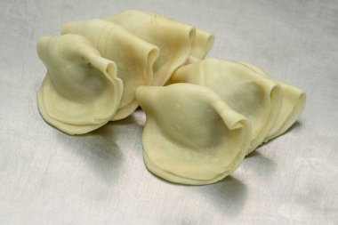 Kızartmaya hazırlanan Curry puff Thai tatlıları yapmak için hammaddenin üzerine bir resim..