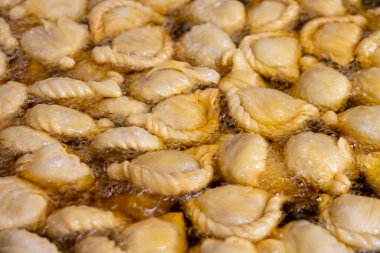 Malezya usulü kızartılmış körili börek ya da beyaz arka planda kırpma yolu ile izole edilmiş bir çağ. Curry puff veya Epok-Epok, çıtır çıtır kabuklu Asya geleneksel abur cuburudur. Thai çıtır körili puf kavramı.