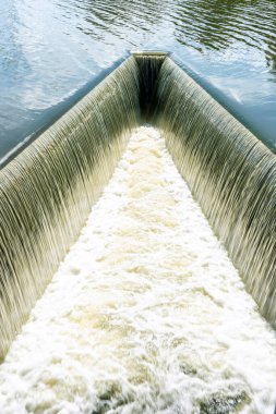 Tarım için drenaj kanalı, Huai Yang Rezervuarı, Nakhon Ratchasima Eyaleti, turistik bölge yağmur mevsiminde çok miktarda su, sarı su.