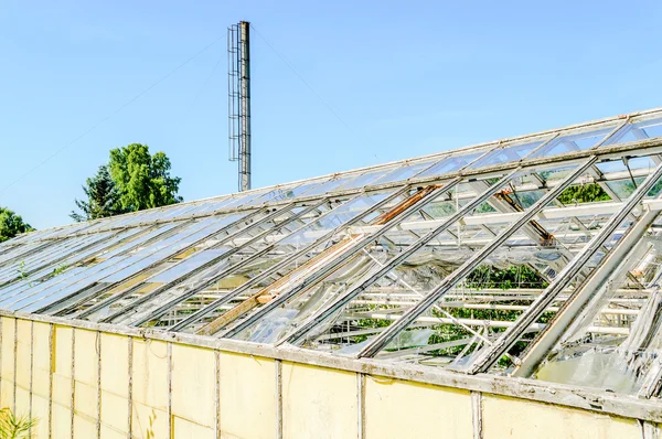 Exterior of broken greenhouse — Stock Photo, Image