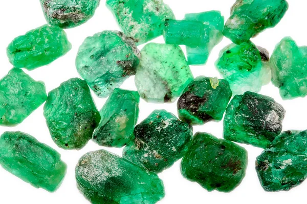 Yeşil kaba doğal emeralds — Stok fotoğraf