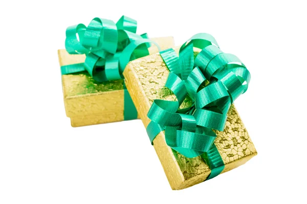 Золотая подарочная коробка с зеленым бантом — стоковое фото