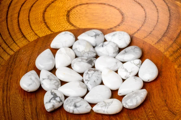 Abalorios de Howlite en cuenco de madera — Foto de Stock