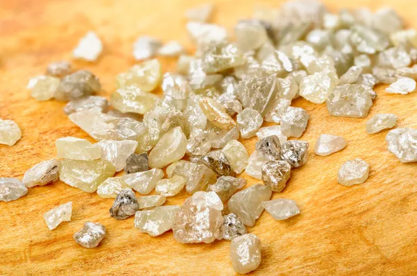 Diamantes sin cortar en abedul — Foto de Stock