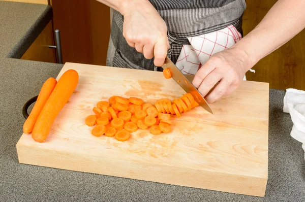 Нарезание моркови — стоковое фото