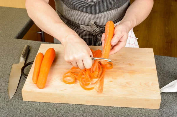 Пилинг моркови — стоковое фото