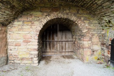 taş valv ahşap kapı