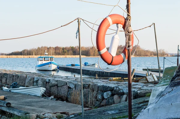 Жизненный буй у моря — стоковое фото