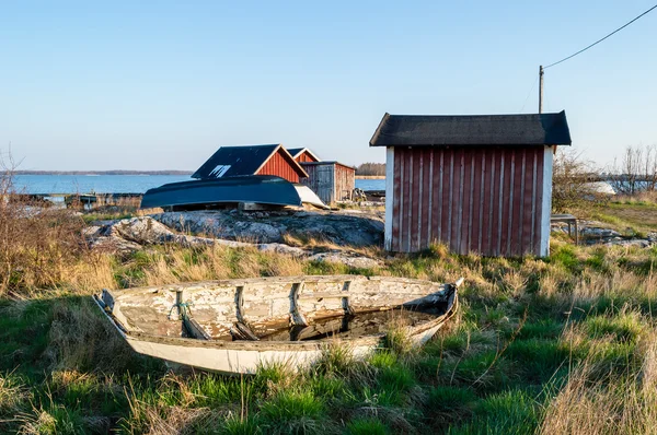 Velho barco resistido em terra — Fotografia de Stock