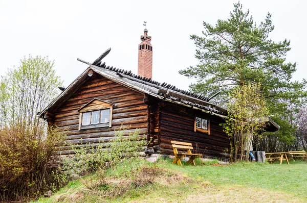 Drewno dom z kominkiem — Zdjęcie stockowe