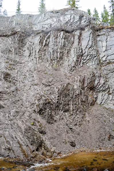 Verticale gelaagde kalksteen — Stockfoto