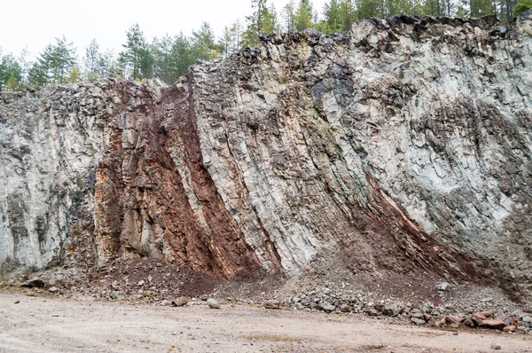 垂直層状石灰岩 — ストック写真