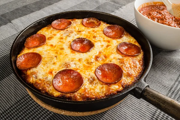 Pan pizza — Stockfoto