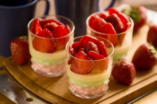 Panna cotta és strawberrys — Stock Fotó