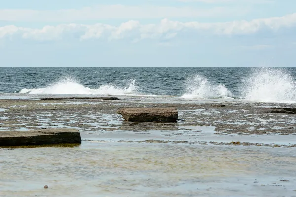 Waves on limetone beach — Stock Photo, Image