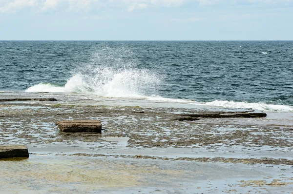 Waves on limetone beach — Stock Photo, Image